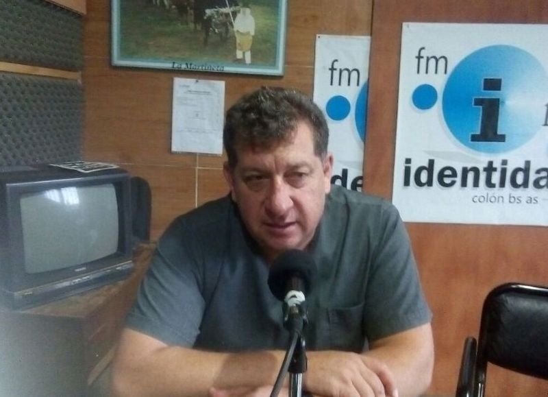 Carlos Lavezzi, en el aire de FM Identidad.