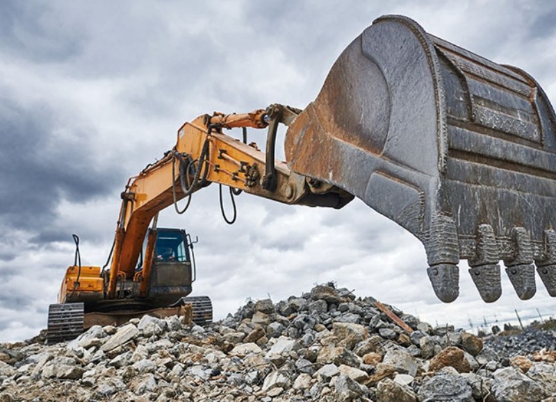 Se trata de un camión atmosférico, una retroexcavadora y un tractor cespero.

