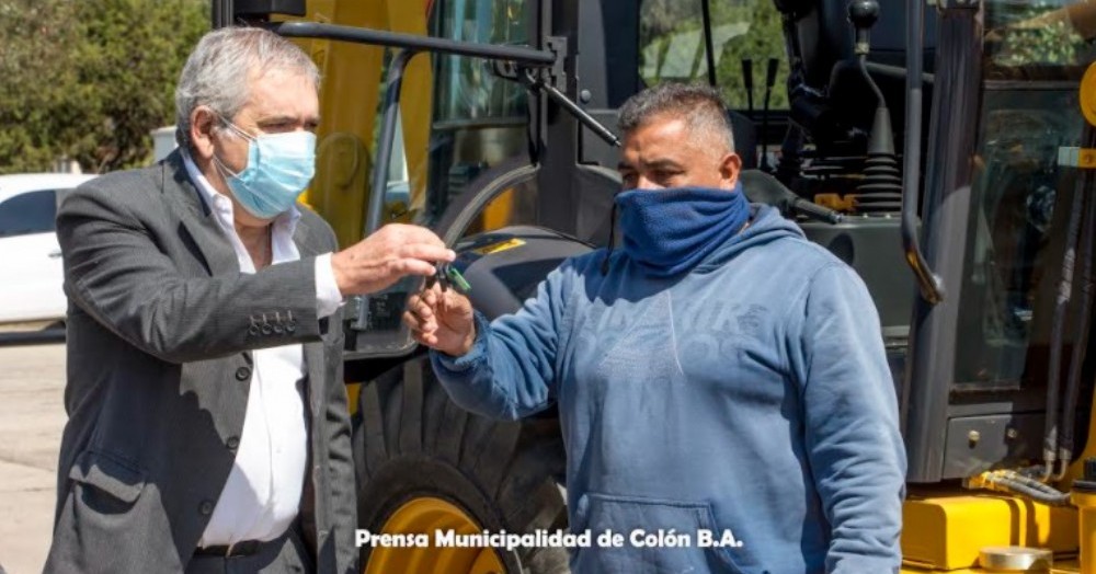 El intendente Casi junto al director de Gobierno, Gonzalo Villalonga y al concejal Mauricio Demarco entregaron las llaves de la unidad al personal de Obras Públicas que habrá de operarla. 

