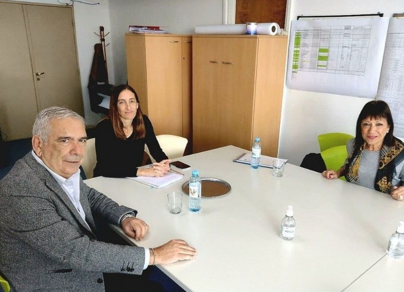 El intendente Ricardo Casi, junto a la directora de Planificación urbana Evangelina Velazco y la arquitecta Claudia Rodríguez.