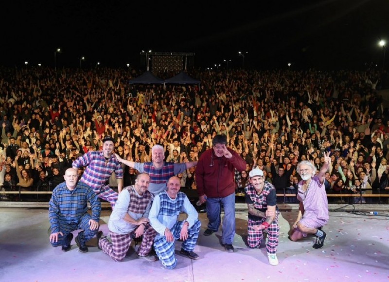 Una multitud de la ciudad y la región se reunió frente al escenario del Polo Cultural para disfrutar de una jornada inolvidable.