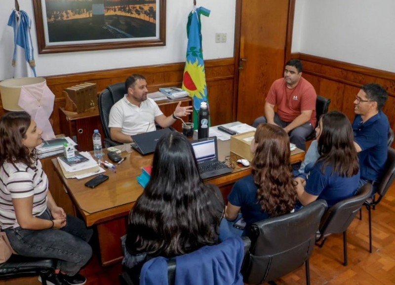 Además, presentaron una camilla elevadora creada por los alumnos, que será donada al Hogar de Ancianos del Hospital Municipal.