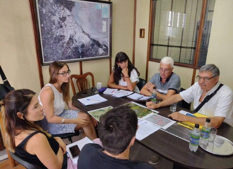 Un equipo de trabajo colonense dialogó con Evangelina Velazco, titular del área, para evaluar la zonificación del municipio.
