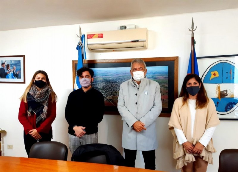 El equipo del dispositivo de varones conformado por la psicopedagoga Agustina Díaz, el psicólogo Raúl Zamorano y su coordinadora, Mariela Luciani, mantuvieron un encuentro de trabajo con el intendente municipal, Ricardo Casi.