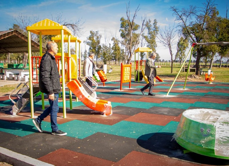 Se trata de la instalación de juegos en el espacio de recreación aledaño al camping, a través del convenio entre la Fundación Banco Provincia y la Municipalidad de Colón.