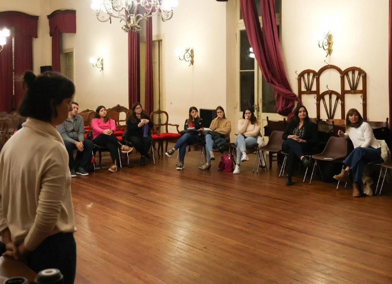 El primer encuentro fue coordinado por la Dirección de Género y parte del equipo de formadoras.