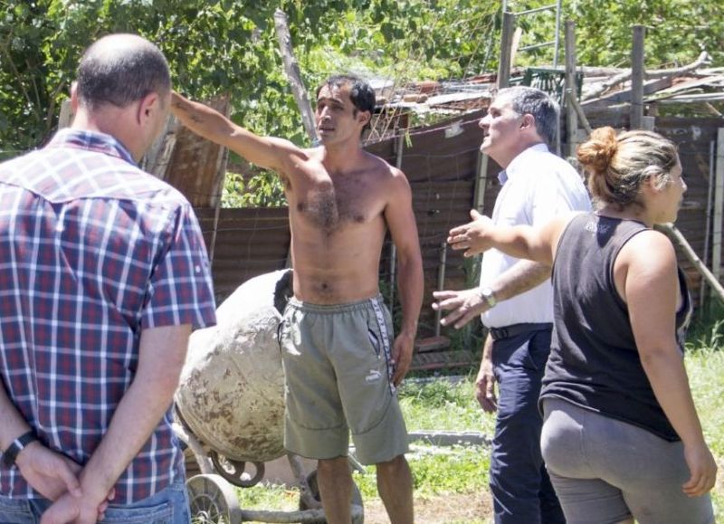 El Jefe Comunal acompañado de su equipo, durante la visita