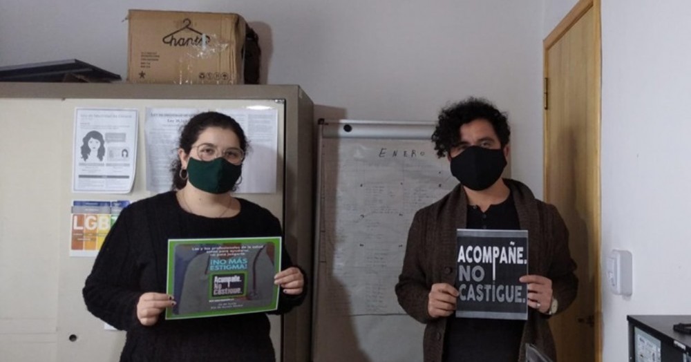 "Acompañe, no castigue” es una acción de defensa global para crear conciencia sobre los daños causados por la criminalización de las personas que usan drogas.