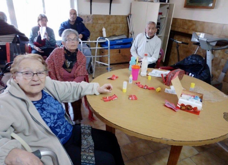 Durante el encuentro hubo música, canciones y charlas que despertaron sonrisas y reforzaron los lazos que unen a la comunidad del hogar.

