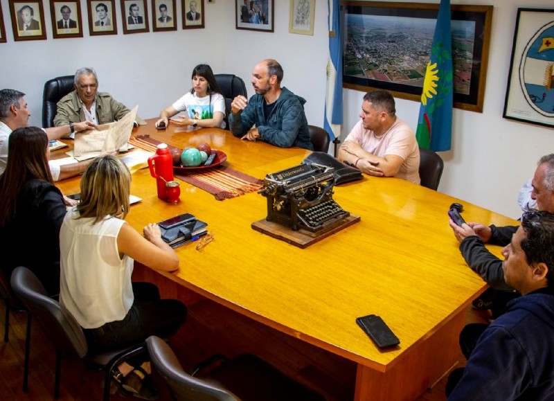 Se trata de la obtención de un furgón equipado para el Área de Zoonosis, un mini bus equipado con butacas y tres vehículos sedán de 4 puertas.