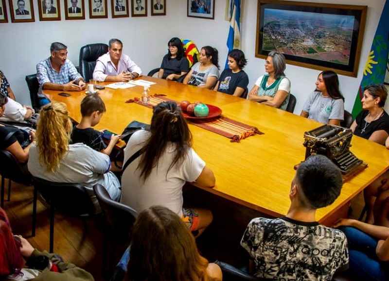 El Intendente Interino, Pablo Pino; el Secretario de Educación, Diego Bastianelli; y Josefina Oviedo, titular del Departamento de Juventudes estuvieron presentes.