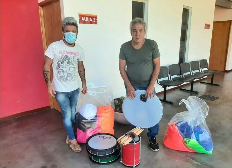 El director de la Escuela Municipal de Cultura y Bellas Artes “Horacio Bertholet”, Pablo Pascua, entregó instrumentos para la batucada Verá, Juampi Verá, y para la comparsa del barrio 9 de julio.