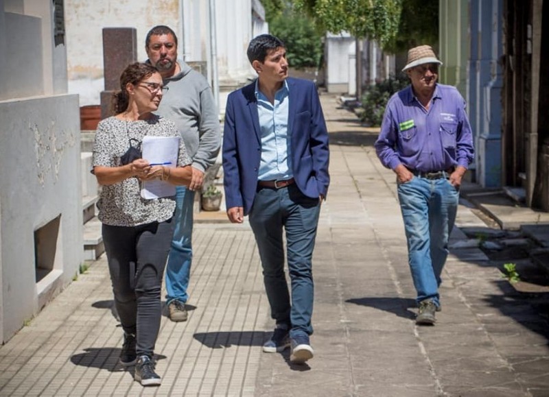 El jefe de Gabinete, Juan Manuel Benítez, recorrió con la arquitecta Miriam Litardo, las instalaciones del cementerio municipal.