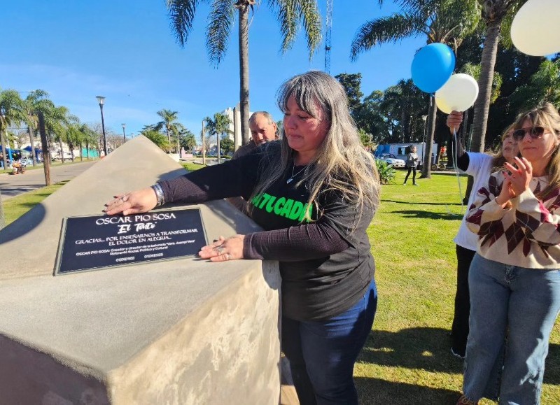 Durante la ceremonia se descubrió un monolito con una placa recordatoria en su honor, reconociendo su legado artístico y social en la comunidad.