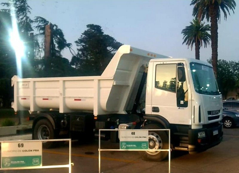 Se trata de un camión Fiat Iveco 150 E 21, con caja volcadora de 10 metros cúbicos. 

