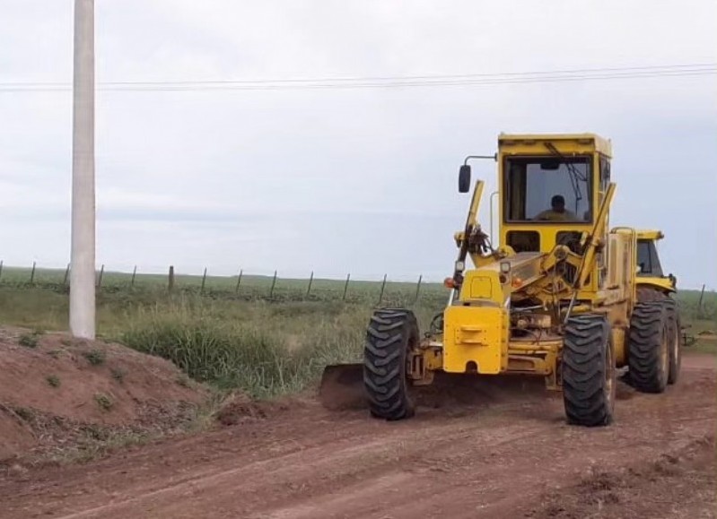 La Secretaría de Obras Públicas avanza en la reparación del tramo que une la estancia “La Lolita” con la localidad de Sarasa.