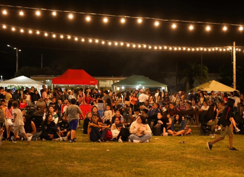 El encuentro tuvo lugar este lunes en la Plaza 17 de Octubre y contó con la presencia de artistas locales, danza, teatro, gastronomía y más.
