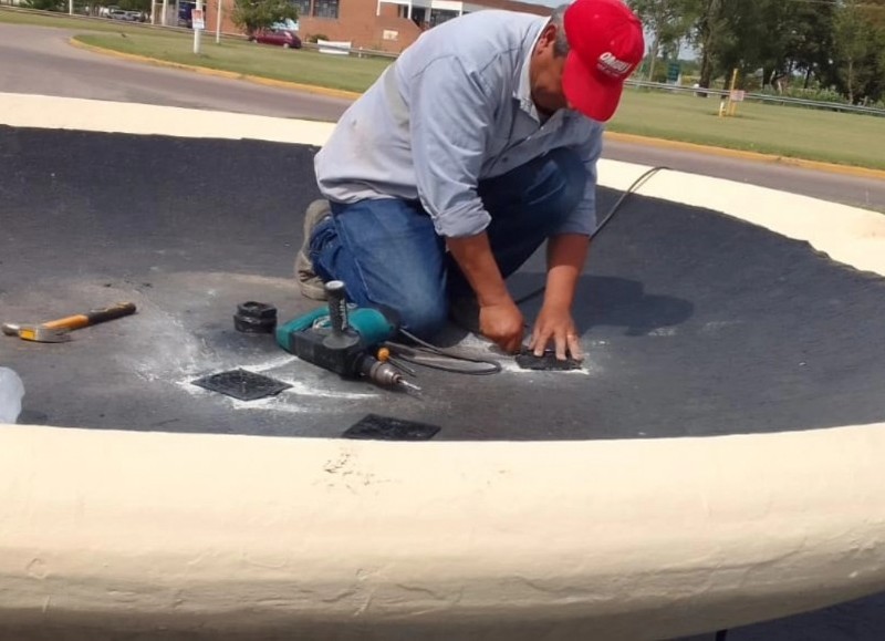 Estas tareas forman parte de un plan integral de embellecimiento y mantenimiento de espacios públicos, que en las últimas semanas incluyó trabajos de albañilería, pintura y jardinería en la zona.