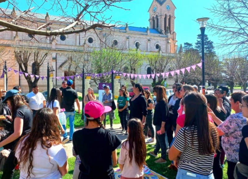 En el Boulevard 17 entre 51 y 52, en el espacio del Paseo de las letras, se trató la obligación alimentaria; en este caso, se abordó con un taller lúdico.