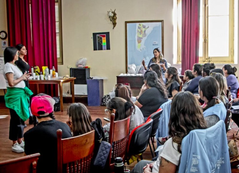 Por otra parte, en el recinto del Concejo Deliberante se llevó a cabo un taller sobre salud menstrual y se entregaron copas menstruales de manera gratuita.