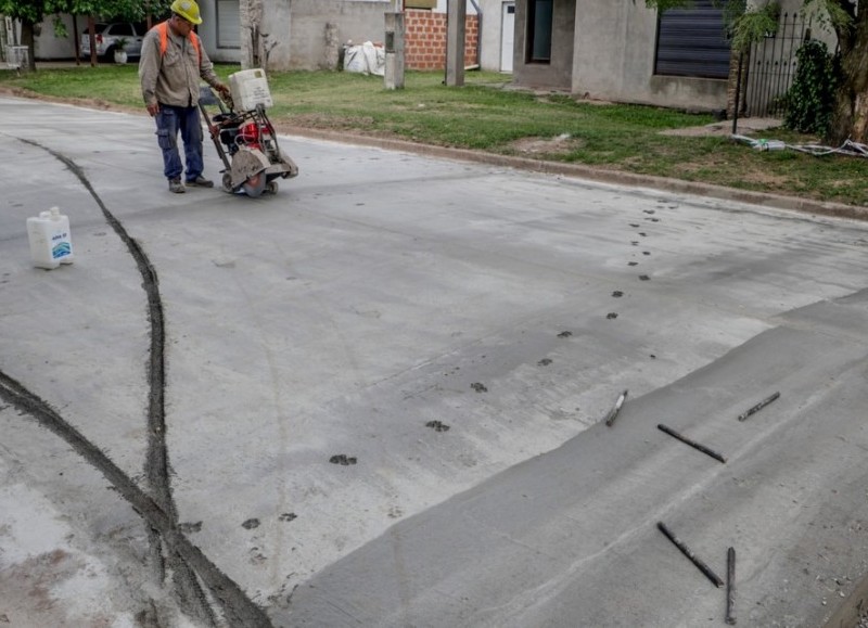 Dañaron el hormigón recién colocado en una calle del barrio Rivadavia