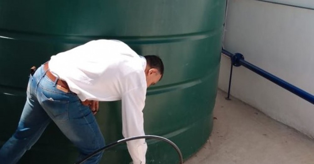 El ingeniero durante la puesta en funcionamiento de la estación de bombeo del Barrio 150 Viviendas.