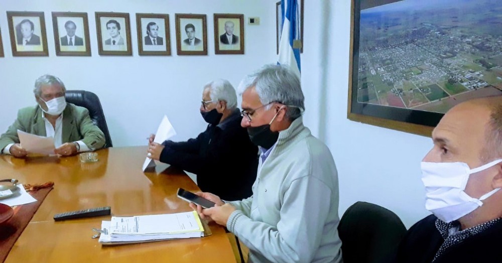 En horas del mediodía de este lunes, en el Palacio Municipal, se produjo la firma del convenio entre el municipio y la CEC correspondiente a la obra de cordón cuneta en barrio Rivadavia.