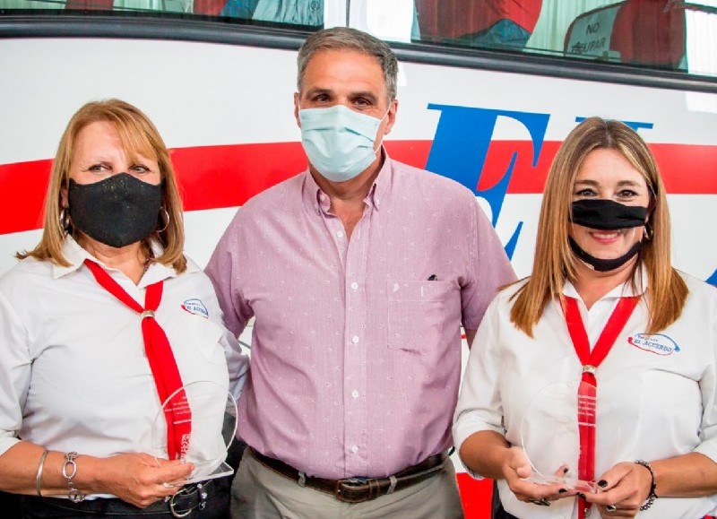 Araceli "Chela" Angarolla y Natalia Scarpeccia, las únicas conductoras registradas de transporte público de pasajeros en la provincia.