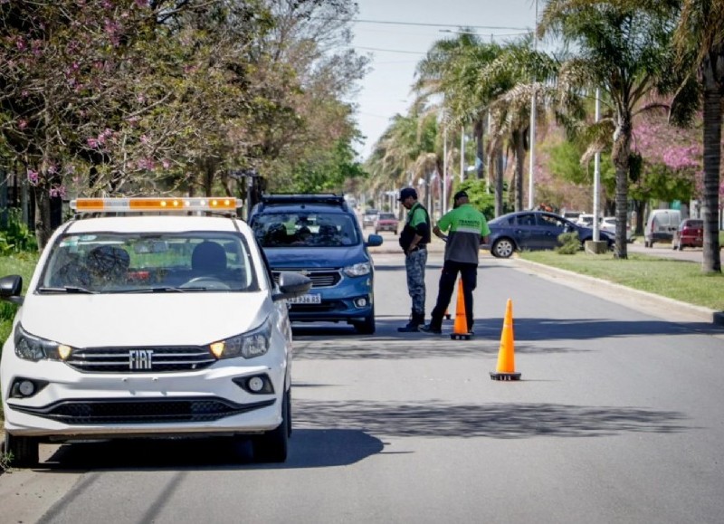 En los procedimientos recientes se labran multas y se realizan secuestros de motocicletas por infracciones como el no uso del casco, la falta de documentación obligatoria y la instalación de escapes no permitidos.