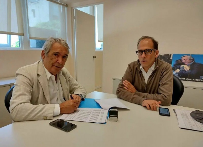 El mandatario local firmó el convenio junto al funcionario Jorge Ruesga, gerente Ejecutivo de Vialidad Nacional.