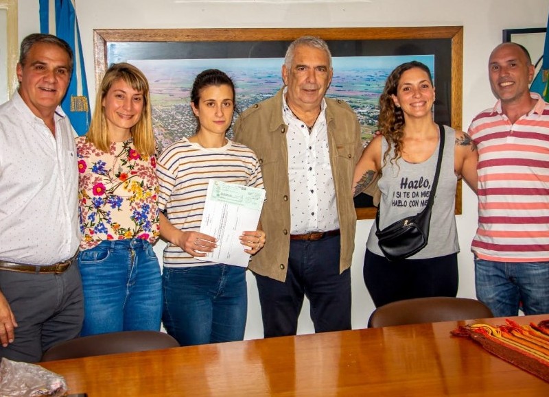 El municipio aportó una ayuda económica para el viaje y estadía del grupo de alumnos, entregada por el intendente municipal.