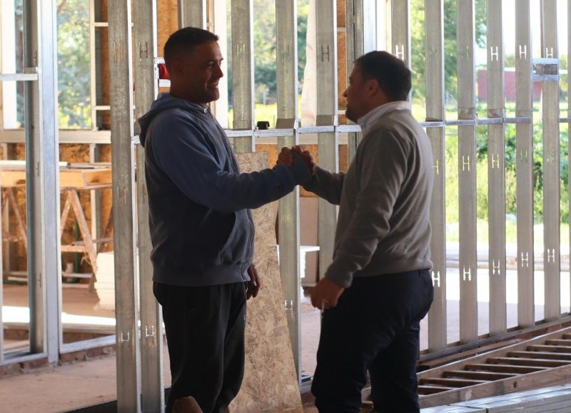 Waldemar Giordano supervisó la construcción del espacio de usos múltiples común para el barrio.