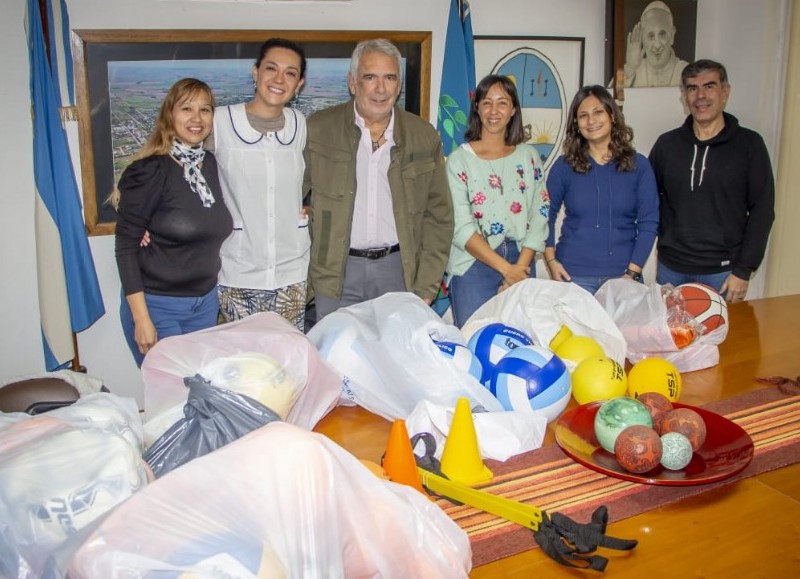 En la imagen, se muestra a la secretaria de la Escuela Primaria 4 que recibió para ese establecimiento.