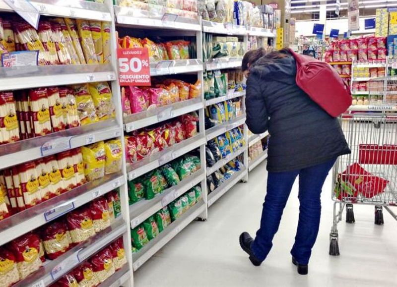 Una familia necesita $ 233 diarios para la mínima alimentación.