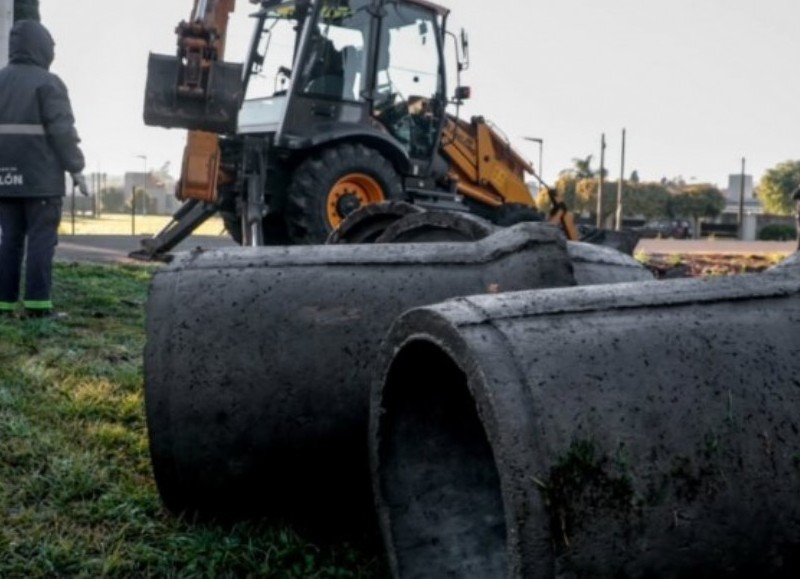 Esta semana se realizaron tareas de nivelación de calles, recambio de tapas de cloacas, trabajos de poda y mejoras en el sistema de desagües. El plan busca optimizar la infraestructura básica en diversos puntos de la ciudad.