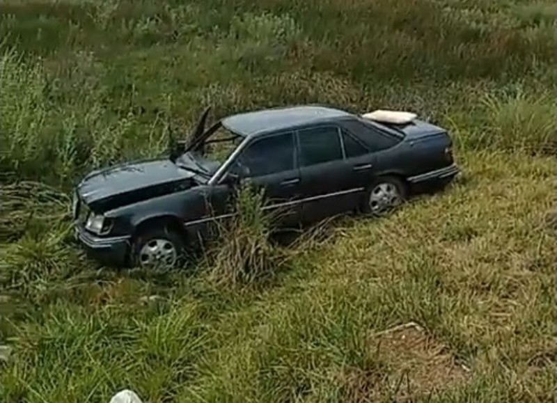 El auto que conducía el oficial se salió de la calzada y terminó a varios metros de la cinta asfáltica.