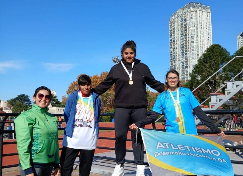 La atleta colonense brilló en Lanzamiento de Bala con una marca de 8,80 metros y se quedó con la medalla de oro.