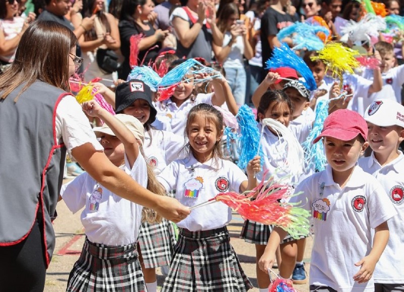 Durante la ceremonia, se destacó la importancia de la educación como eje central del desarrollo social y colectivo, y se expresó el anhelo de que este nuevo ciclo sea fructífero para estudiantes, docentes, directivos y familias.