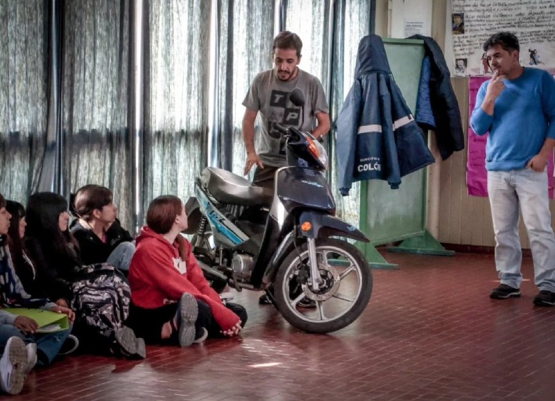 Las actividades están dirigidas a estudiantes y buscan formar futuros conductores y peatones responsables mediante propuestas dinámicas y materiales didácticos.