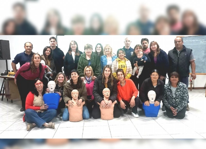 La instrucción estuvo a cargo de los Bomberos Voluntarios, quienes transmitieron sus saberes para la preparación de los recursos humanos que se desempeñan en situaciones de primeros auxilios.