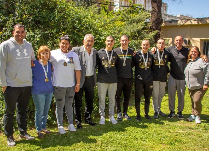 El mandatario local, Ricardo Casi, estuvo acompañado por parte de su gabinete y felicitó a los atletas colonenses por su excelente desempeño en representación de la ciudad.