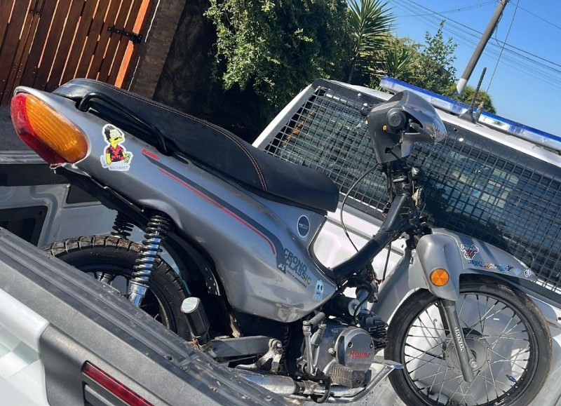 La acción se efectuó ante un caso de reincidencia: el conductor alternaba entre un escape reglamentario y otro no permitido, y además la moto tenía modificaciones mecánicas que confirmaron la infracción.