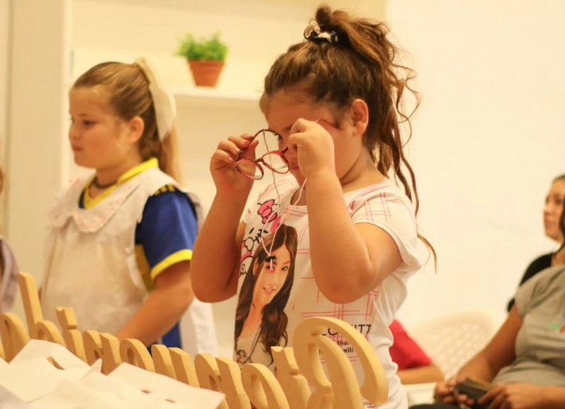 El programa tiene el objetivo de detectar déficit visual en los pequeños, por medio de controles oftalmológicos, y proveerles de los lentes que necesiten.