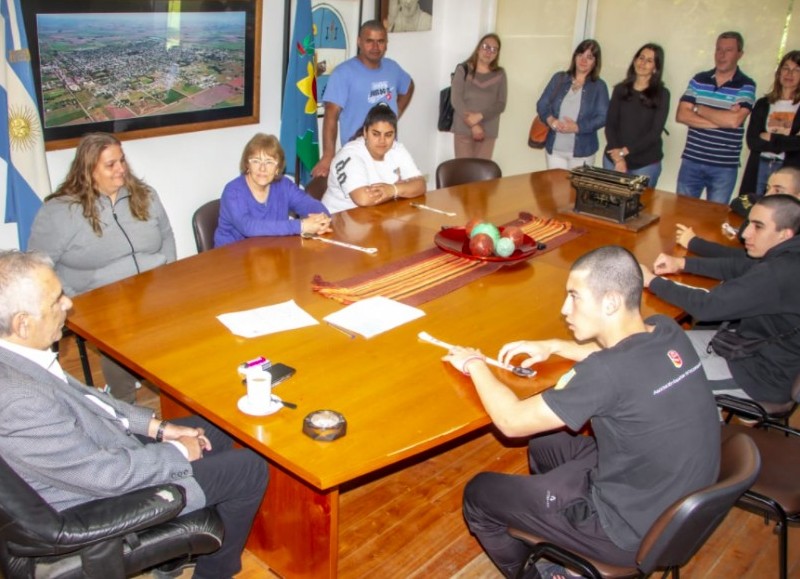 Los atletas recibieron las felicitaciones tanto del intendente como de los funcionarios y equipo de trabajo.