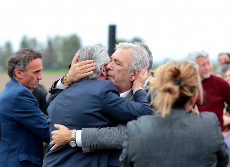 El presidente Alberto Fernández junto al intendente de Colón, Ricardo Miguel Casi.