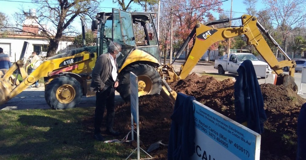 El intendente Ricardo Casi y funcionarios municipales y de la Cooperativa Eléctrica, recorrieron este martes por la mañana las obras de ampliación de la red de gas natural. 

