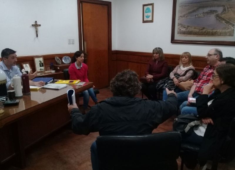 Reunión entre funcionarios y autoridades educativas