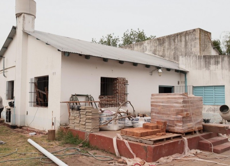 Se están construyendo baños para estudiantes, un baño adaptado y para docentes, la cocina, más un aula y la reparación de un pasillo.