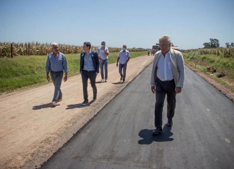 Ricardo Casi junto al jefe de Gabinete, Juan Manuel Benítez, acompañados por el secretario de Obras Públicas, Walter Angeloni, recorrieron la obra de pavimentación con concreto asfáltico de la Circunvalación.