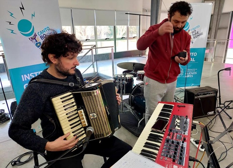 Se está llevando a cabo en el Polo Cultural el lanzamiento del programa Canto Bonaerense, del Instituto Cultural de la Provincia de Buenos Aires. 

